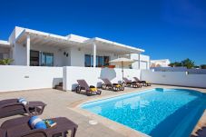 Villa Puerto Calero is een luxe vakantievilla met verwarmd privé zwembad. Loopafstand van Puerto Calero, Lanzarote