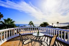 Villa Yana is een gelijkvloerse villa met verwarmd privé zwembad en zeezicht. Vlakbij strand in Puerto del Carmen, Lanzarote
