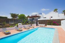 Villa Lexy is een vakantievilla met verwarmd privé zwembad en zeezicht in Los Mojones, Puerto del Carmen, Lanzarote