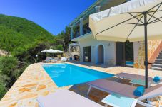 Villa Krouzeri is een vrijstaande villa met privé zwembad en panoramische zeezicht in Agni Bay, Corfu